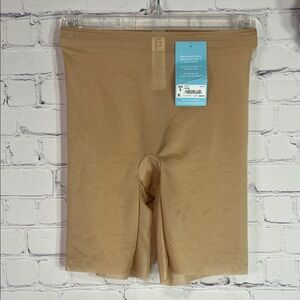 NWT Assets by Spanx Smoothing Sheer Mid-Thigh Short